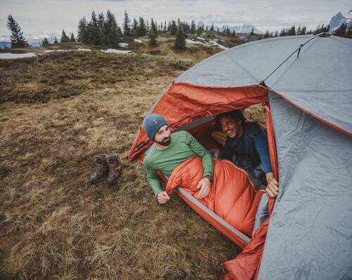 Pessoas a acampar no frio