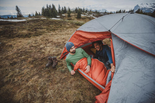 Pessoas a acampar no frio