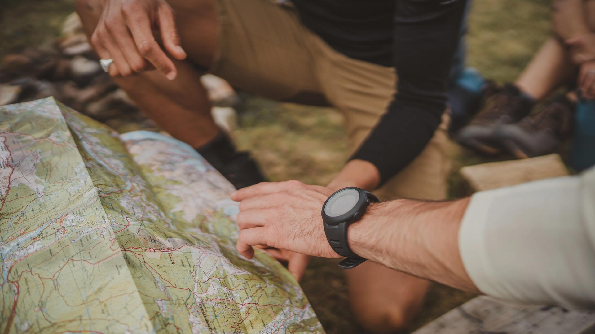 Eine Travel Karte mit eingezeichneten Routen, auf der verschiedene Geocoins platziert sind