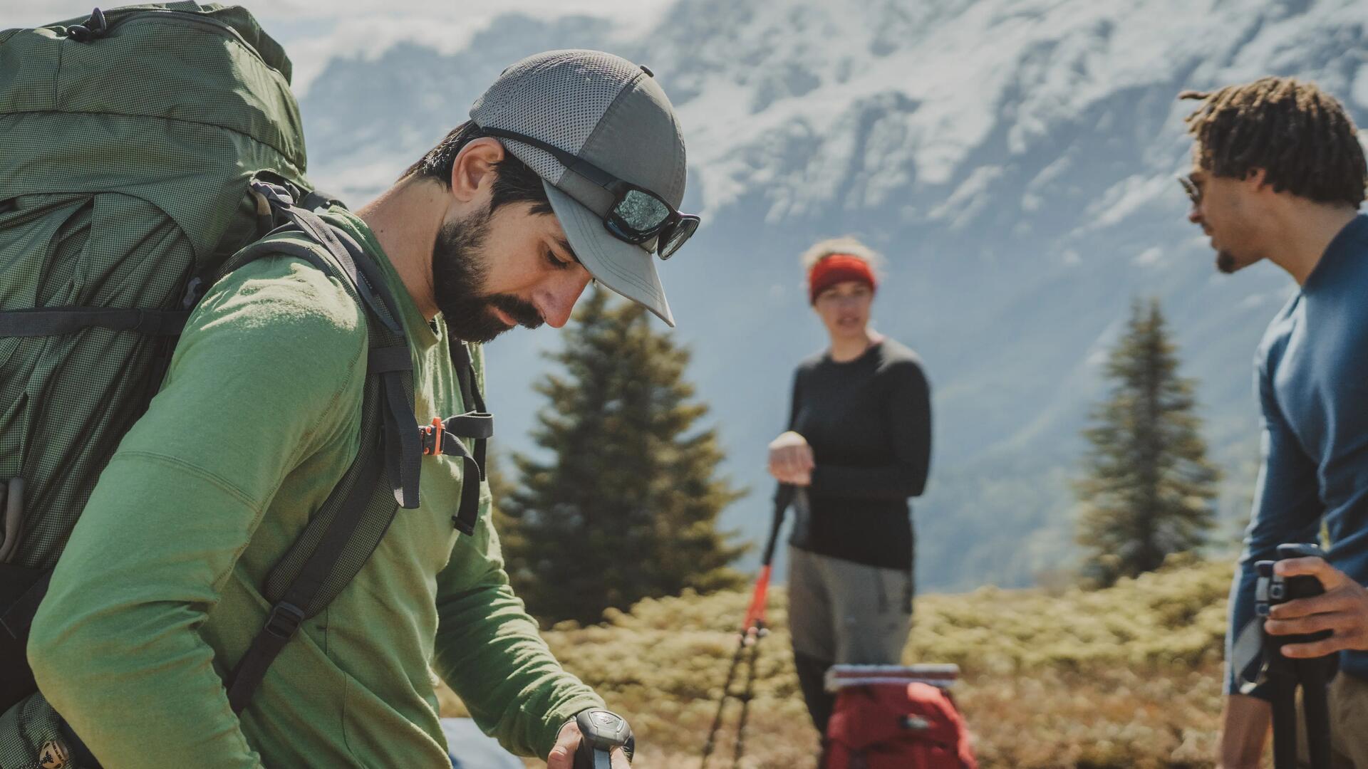 mężczyźni z kijkami trekkingowymi w bieliźnie termoaktywnej w górach