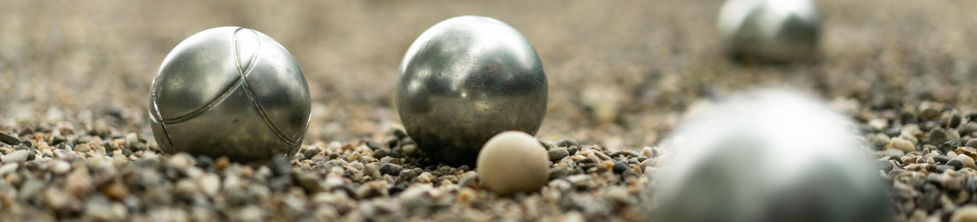 Trois Boules De Pétanque Et Un Cochonnet