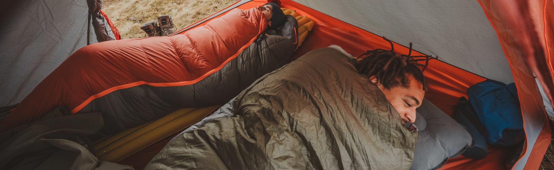 Pessoas a dormir numa tenda 