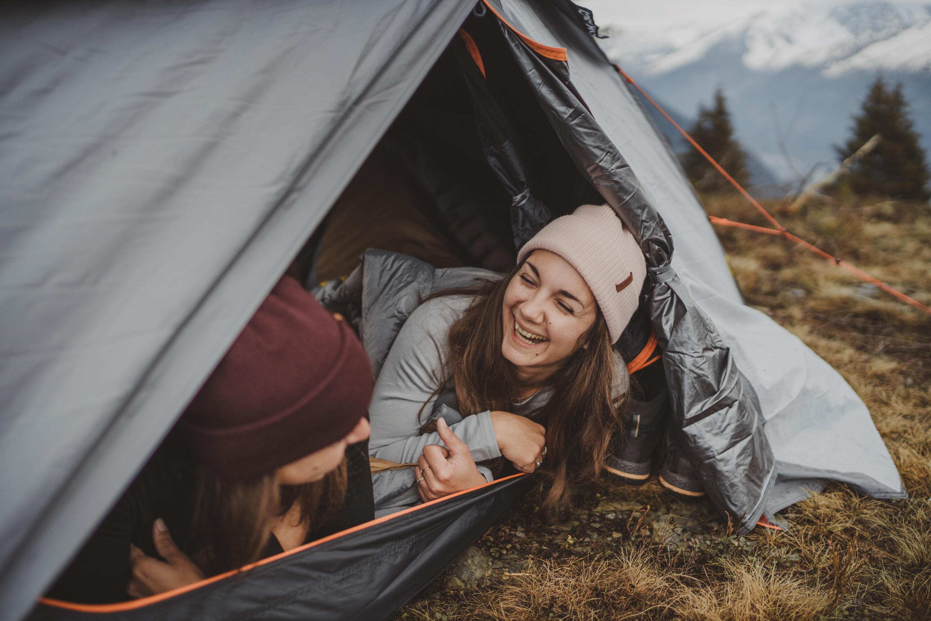 Zwei Frauen die in einem Zelt zu sehen sind und sich anlächeln.