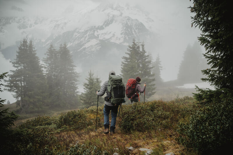 Jak się przygotować na chodzenie po górach w deszczu?