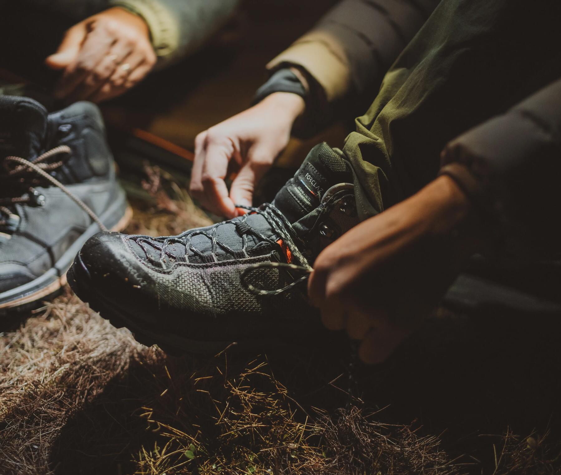 osoby nakładające buty trekkingowe