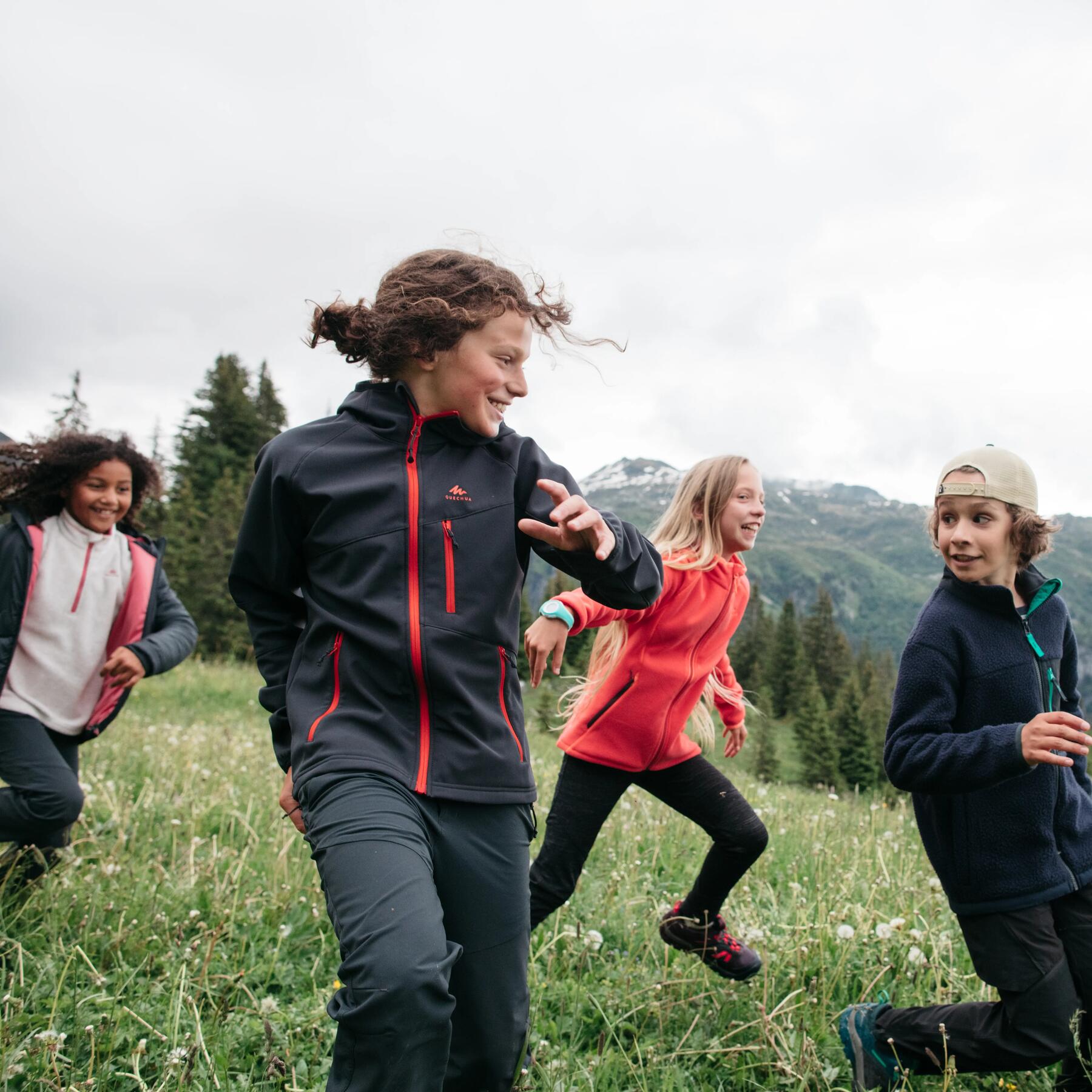 enfants qui jouent dehors dans un paysage montagneux