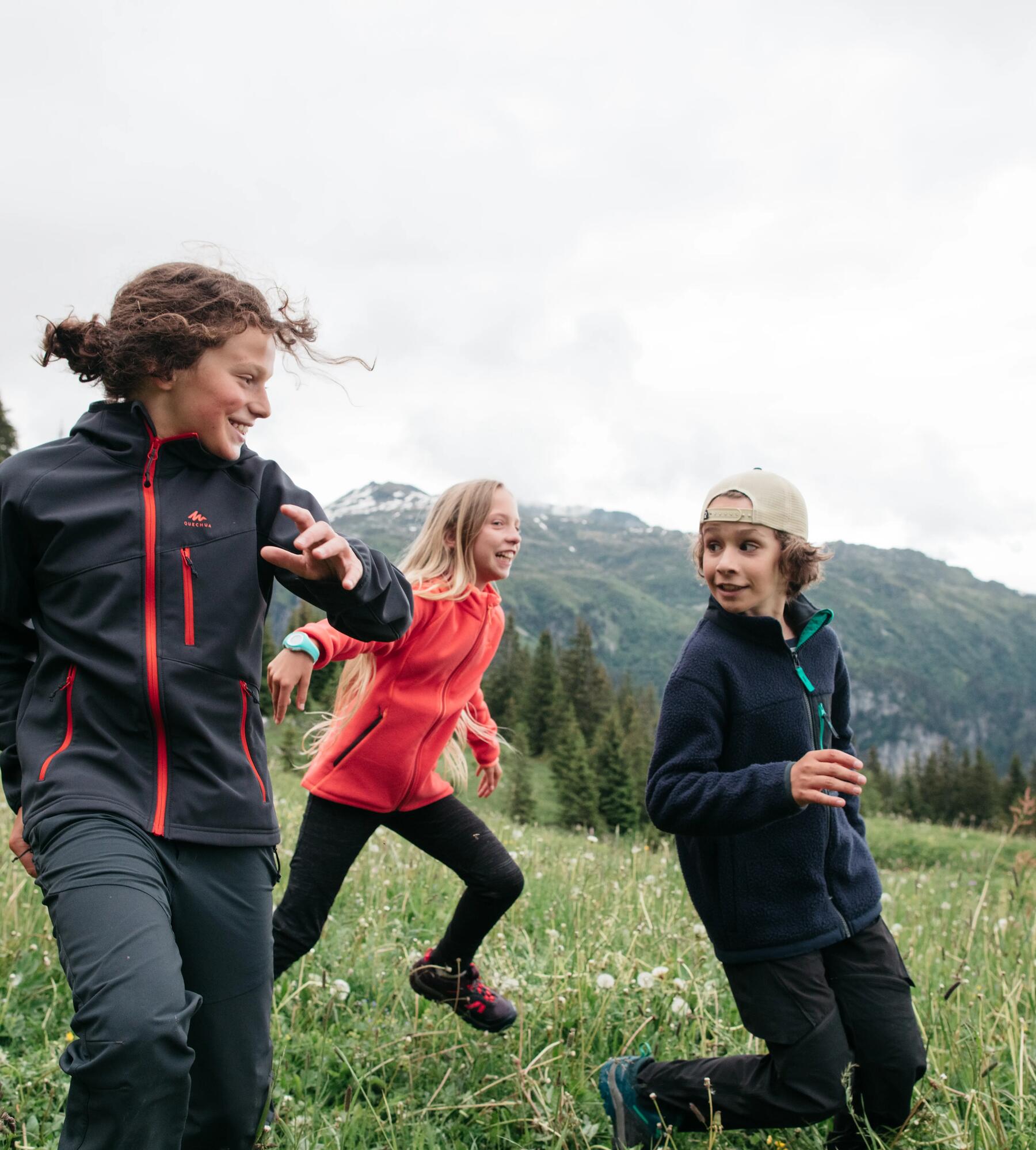 kinderen die buiten spelen in een bergachtig landschap