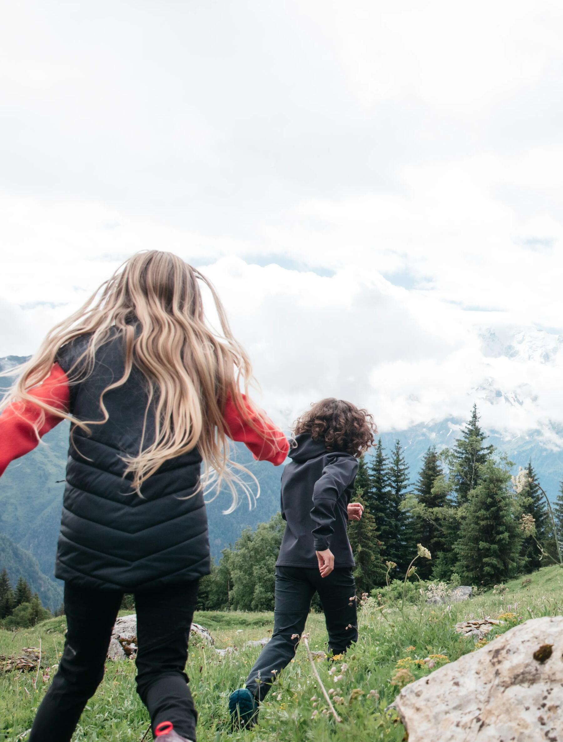 Enfants qui courent et jouent pendant une randonnée