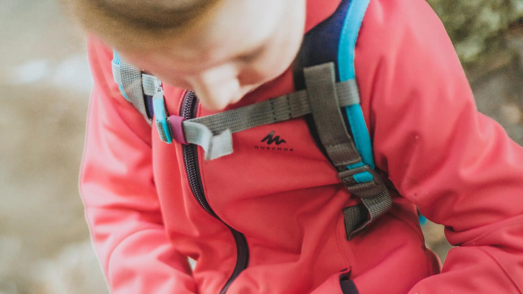 Enfant en randonnée qui collectionne des petits objects naturels