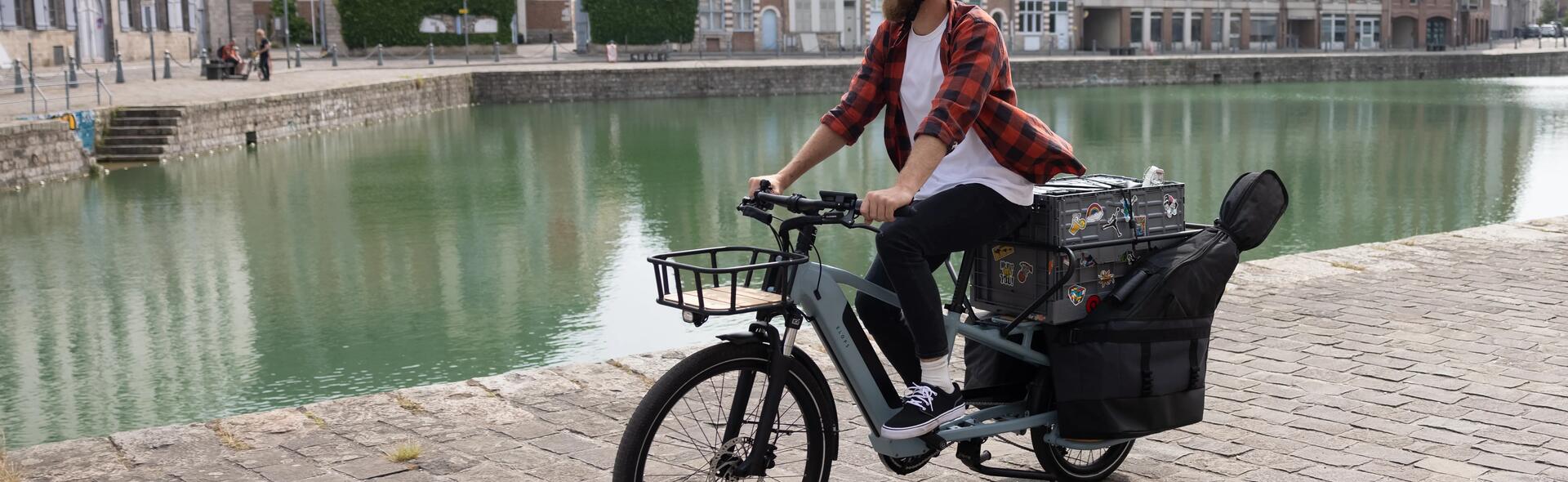 rapariga a andar de bicicleta na cidade