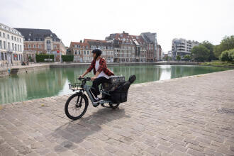 rapariga a andar de bicicleta na cidade