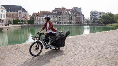 rapariga-a-andar-de-bicicleta-na-cidade.jpg