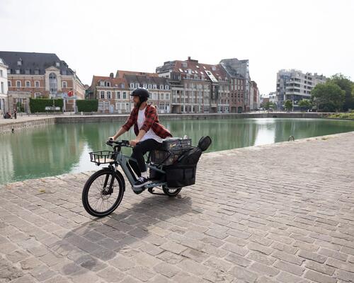 rapariga a andar de bicicleta na cidade