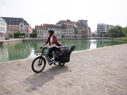 rapariga a andar de bicicleta na cidade