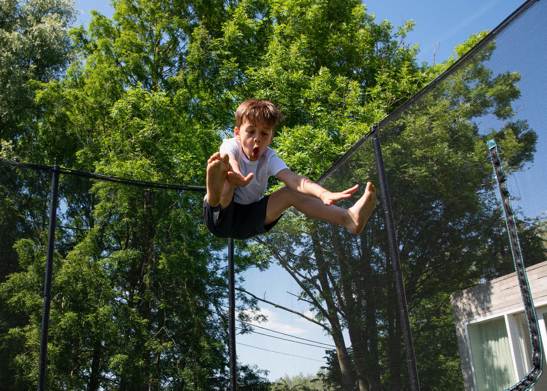 trampolino in giardino