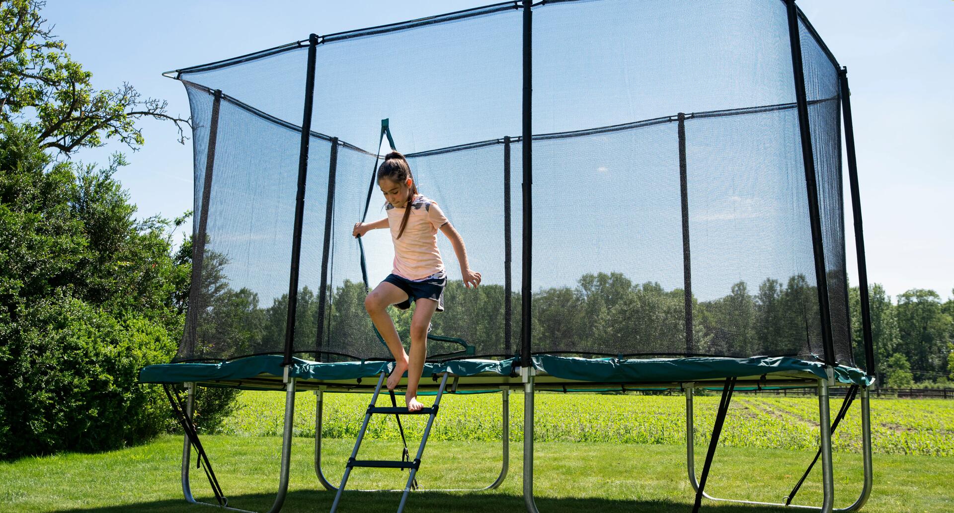 dziewczynka wychodząca z trampoliny ogrodowej