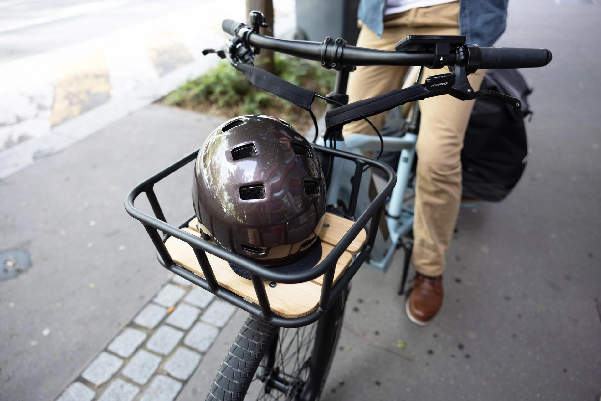 Kask rowerowy leżący w koszyku rowerowym zamontowanym w rowerze elektrycznym