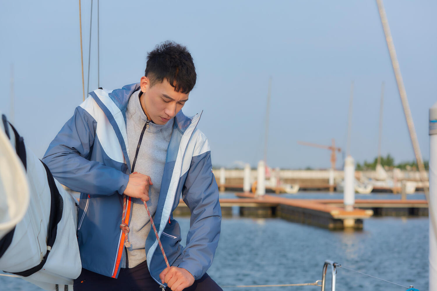 Hombre sobre un barco