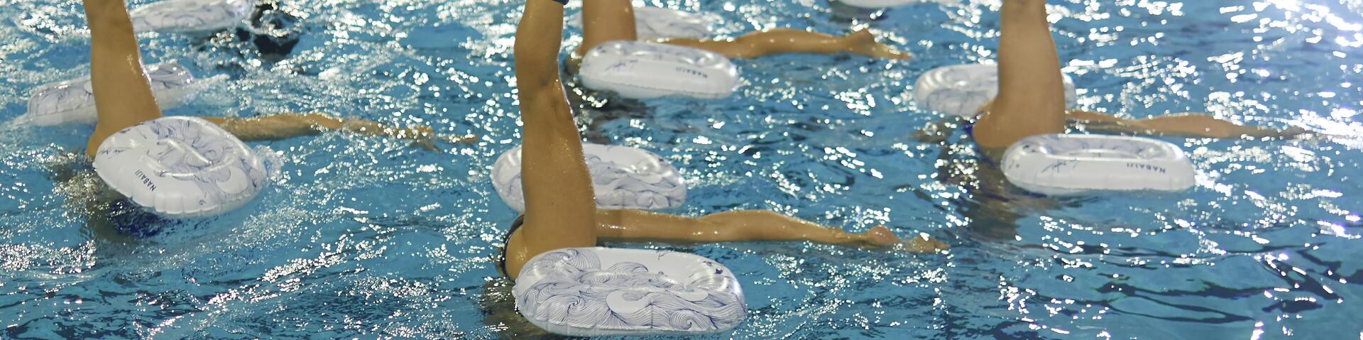 homme musclé faisant de la natation