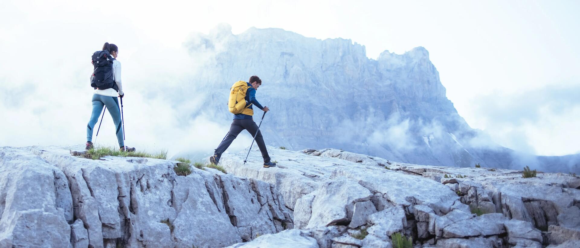 kobieta i mężczyzna wędrujący po górach  w odzieży trekkingowej