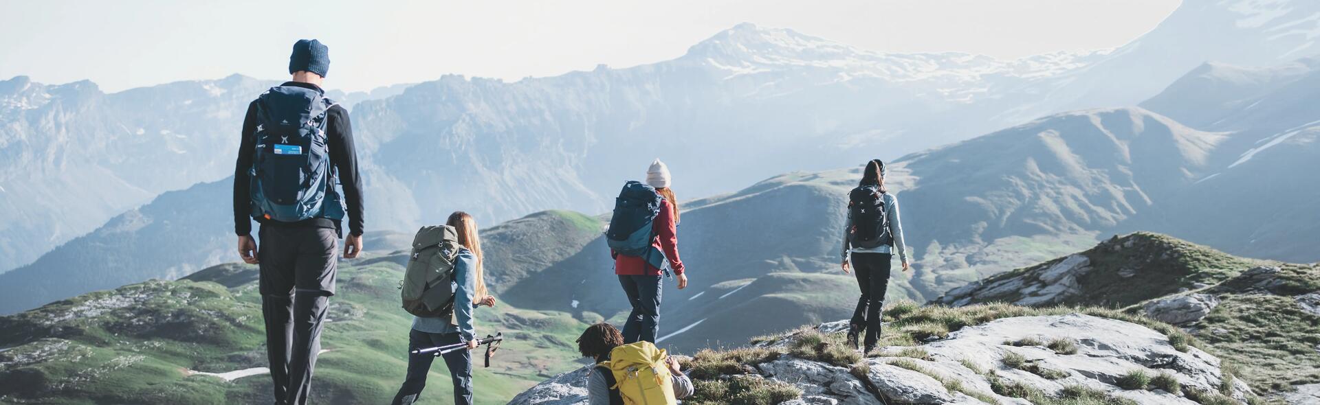 grupo de pessoas a caminhar na montanha