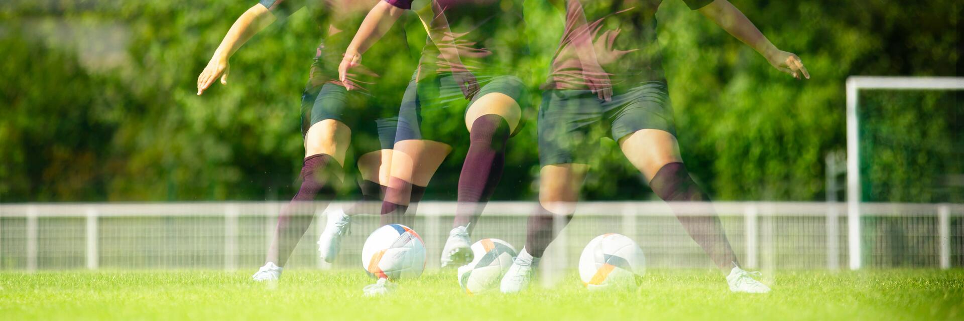 mujer jugando a fútbol