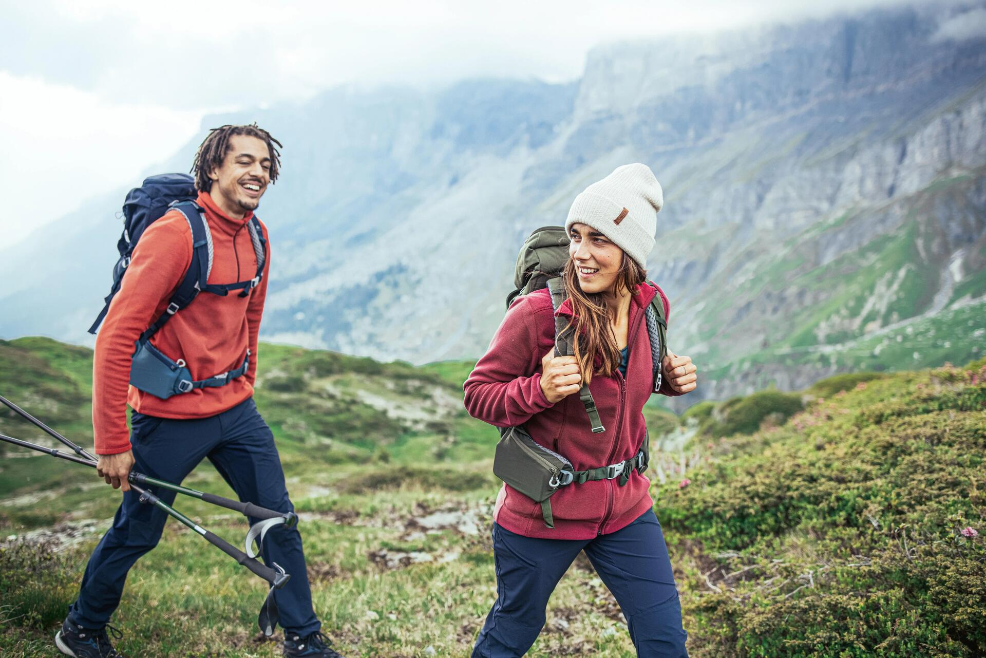 Kobieta i mężczyzna uprawiający trekking na lofotach
