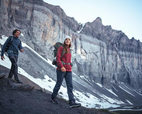 Kobieta i mężczyzna w butach trekkingowych wędrujący po górach