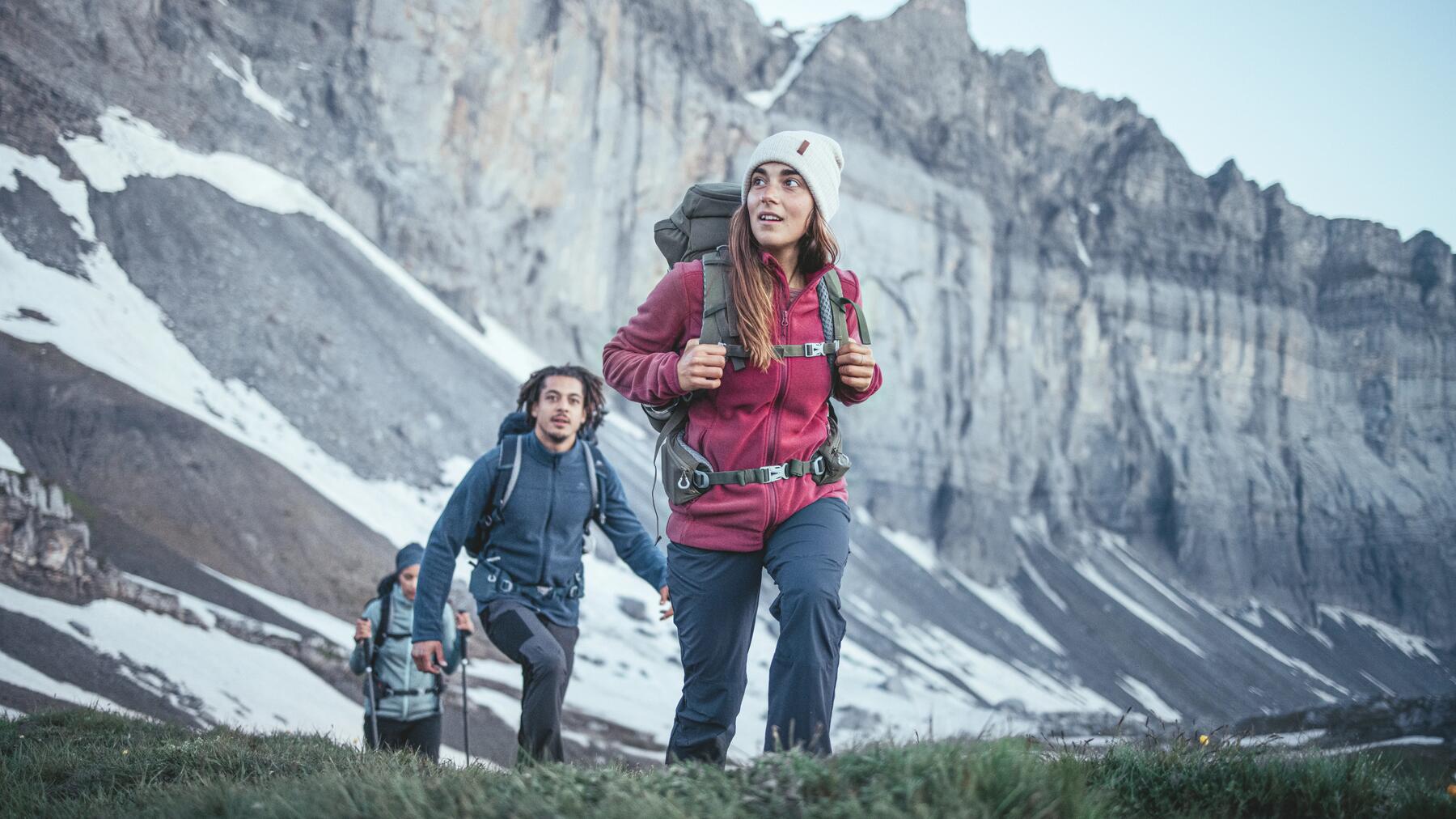 amigos andando por la montaña