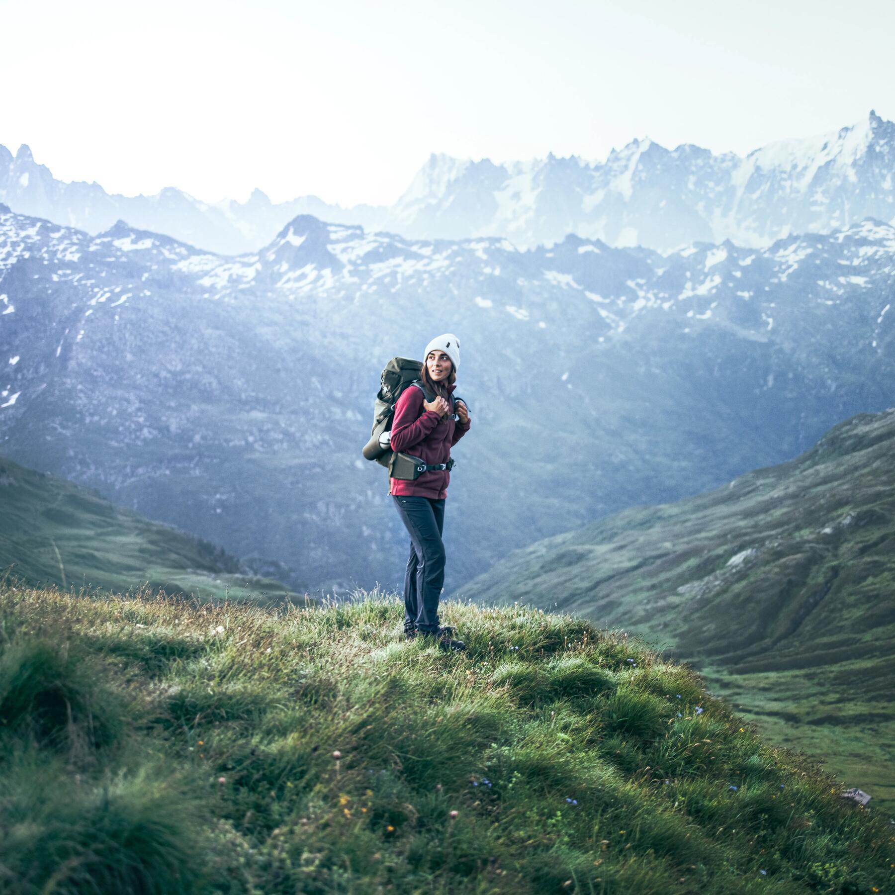 Kobieta z plecakiem trekkingowym na plecach podziwiająca piękny widok podczas trekkingu w Himalajach