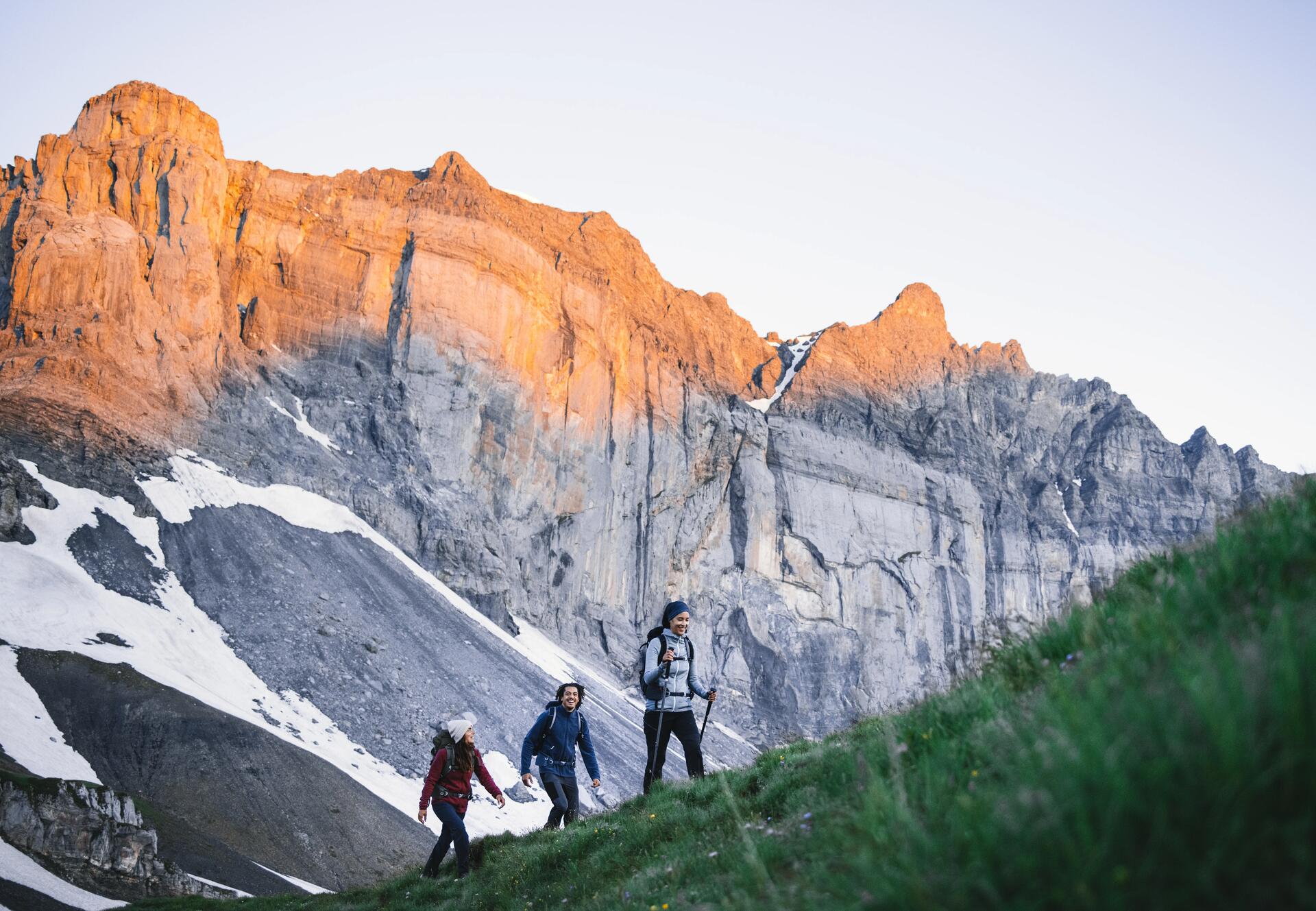 Grupa osób w odzieży turystycznej idąca na trekking w Himalaje