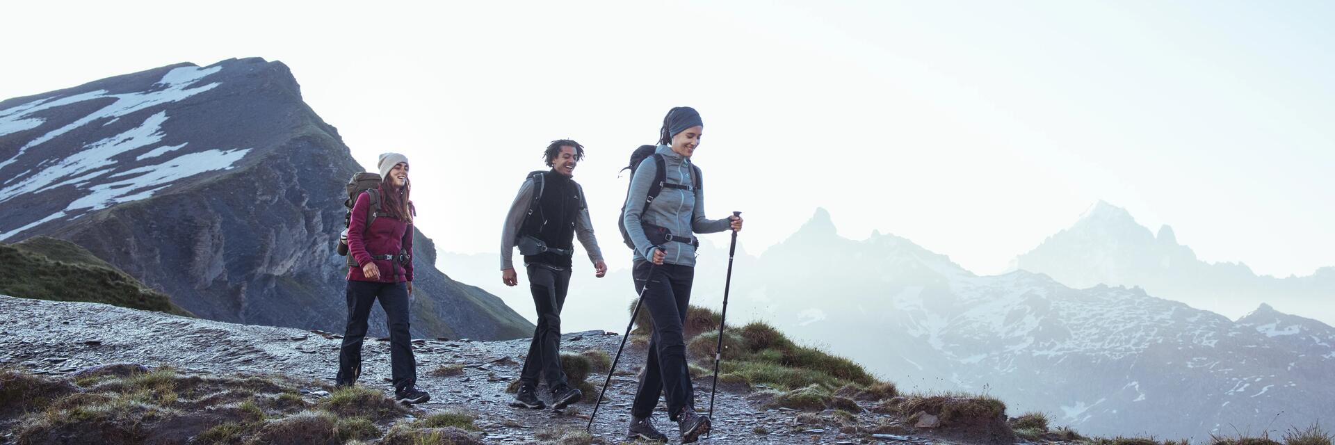 Zwei Personen bewandern einen vollgeschneiten Berg