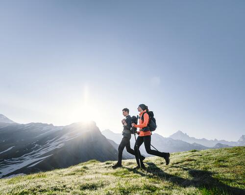 Kobieta i mężczyzna w odzieży trkkingowej idący na trekking w Himalaje z plecakami turystycznymi na plecach