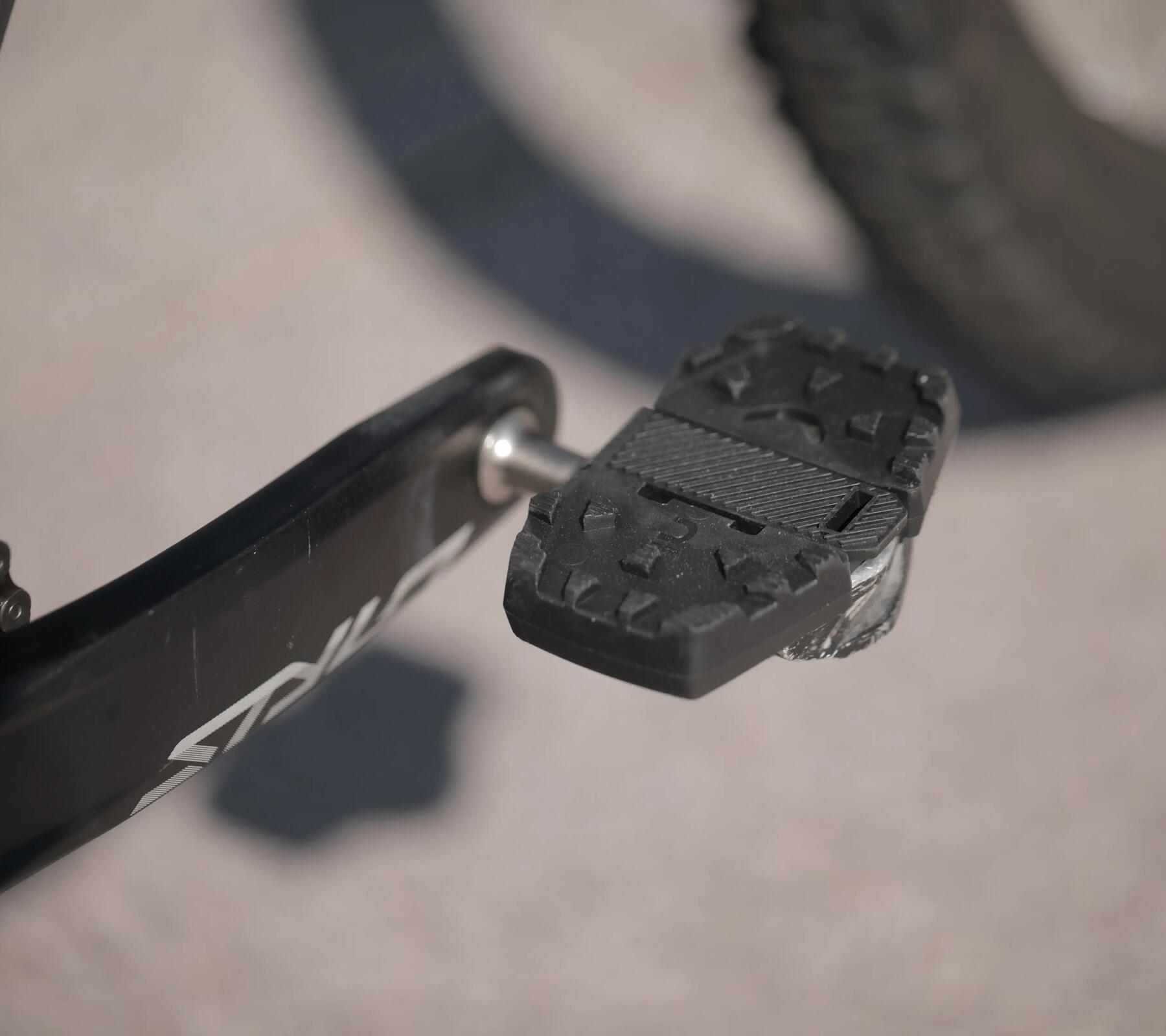 Wie stelle ich die Pedalplatten an meinen Rennradschuhen richtig ein? 