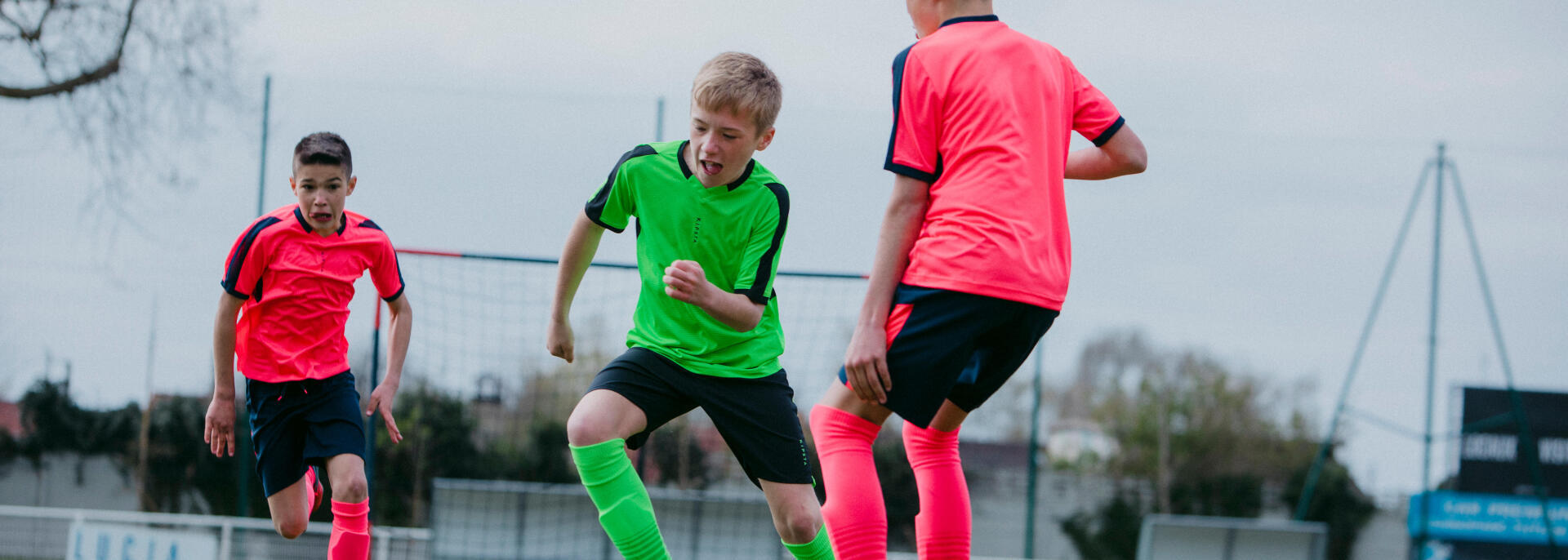 Jogador De Futebol Jogando Bola No Fundo. Imagem De Baixo ângulo