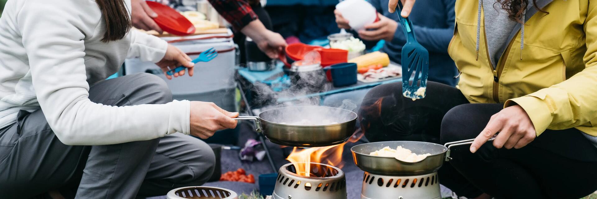 grupo de amigos cocinando en camping