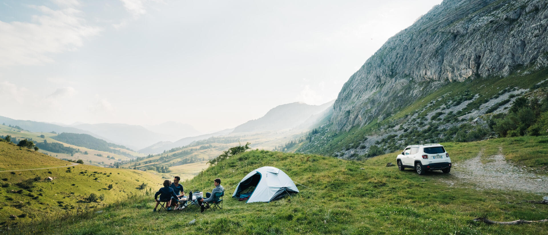 Groupe d'amis qui campe en montagne avec une tente Quechua Fresh and Black