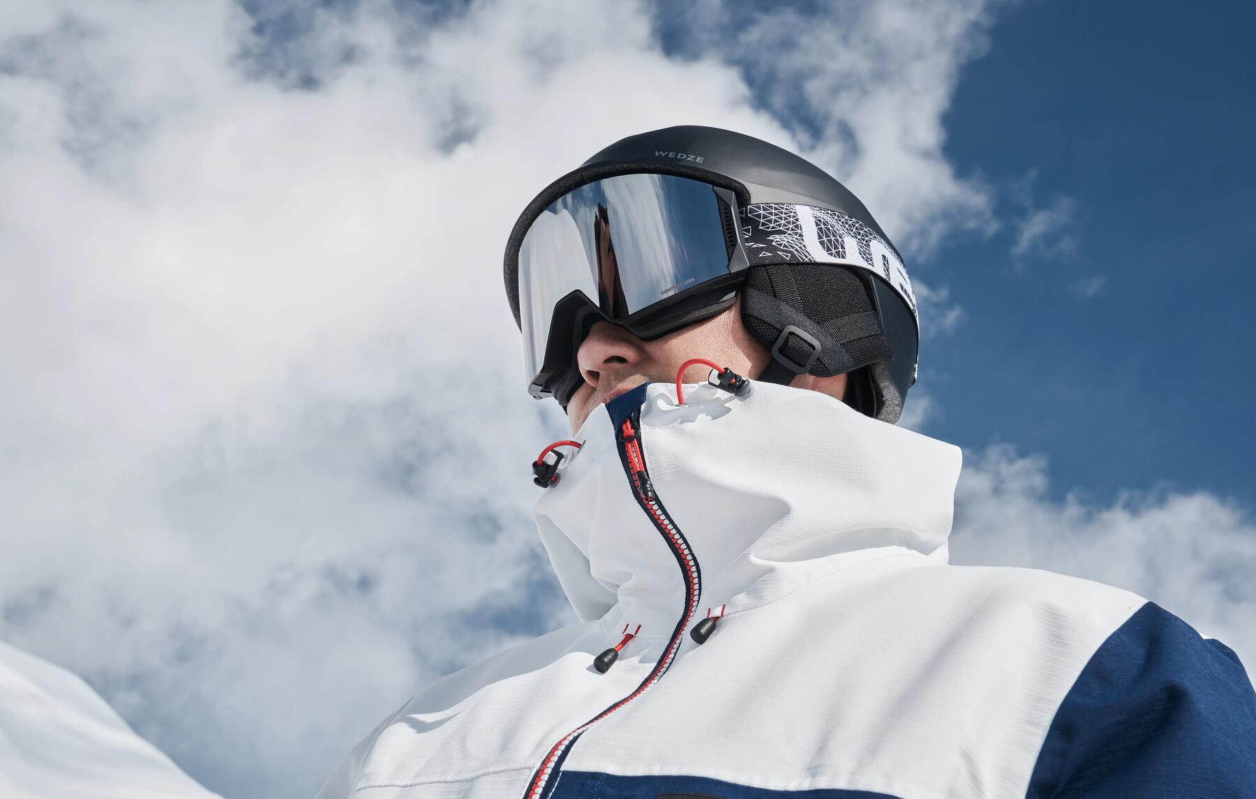 Perfil de um homem a olhar para o horizonte com os seus óculos de ski.