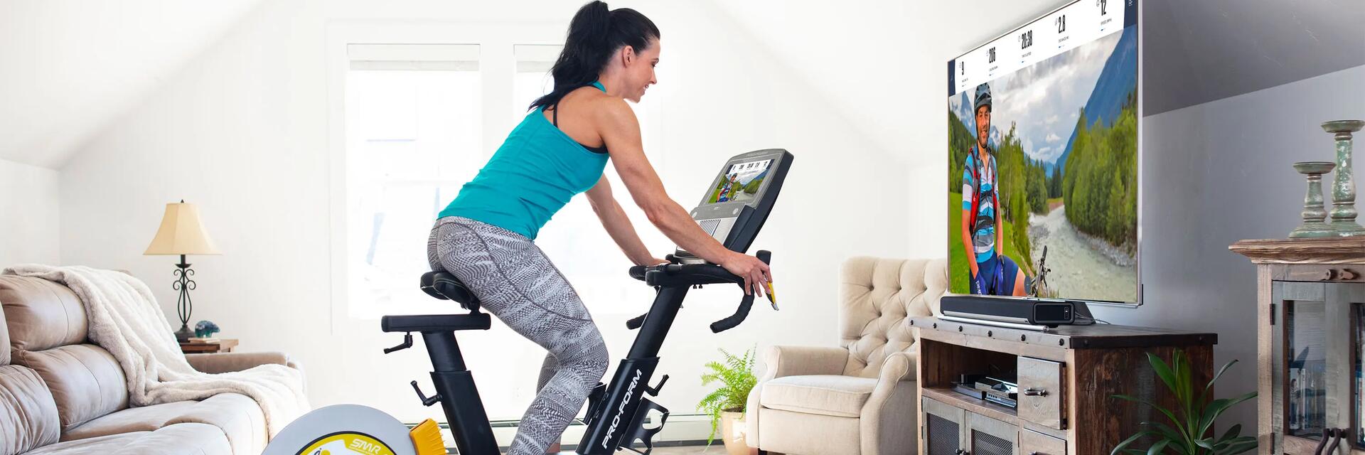 kobieta w stroju sportowym na rowerze stacjonarnym