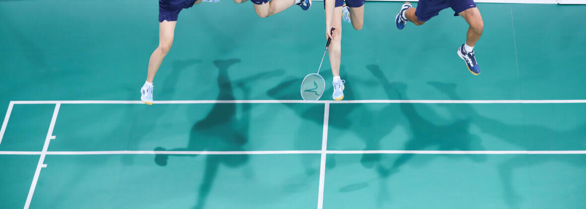 Ett lag med badmintonspelare som all hoppar samtidigt