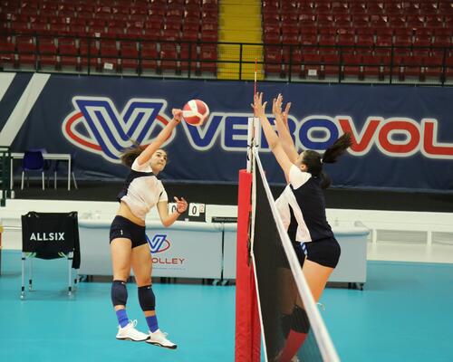 ¿Cómo mejorar tu desempeño en voleibol fuera de la cancha?