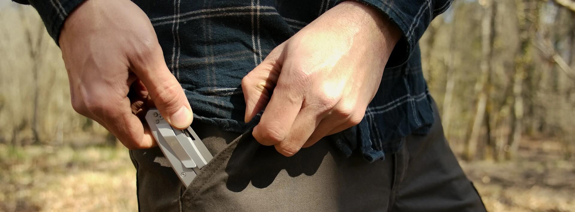 Couteau à la ceinture sur un pantalon
