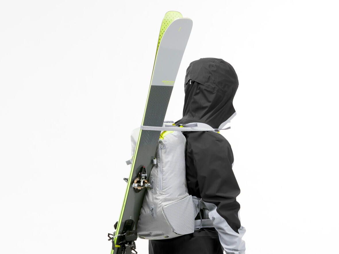 comment porter ses skis les techniques de wed'ze