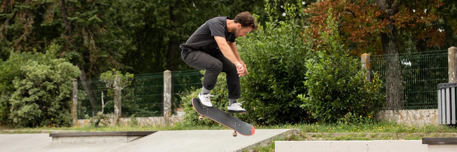Hombre haciendo practicando skateboard