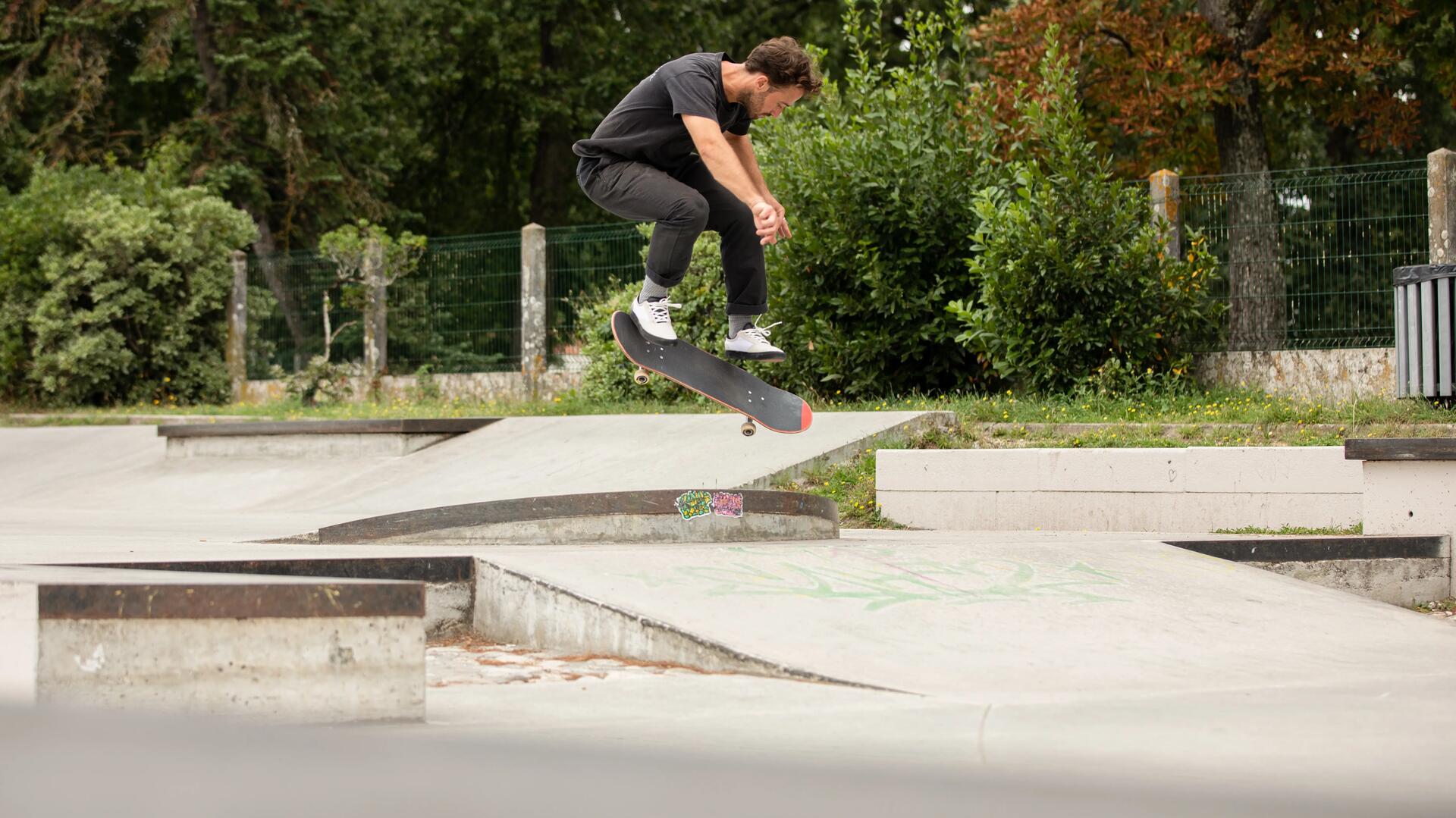 Hombre haciendo practicando skateboard