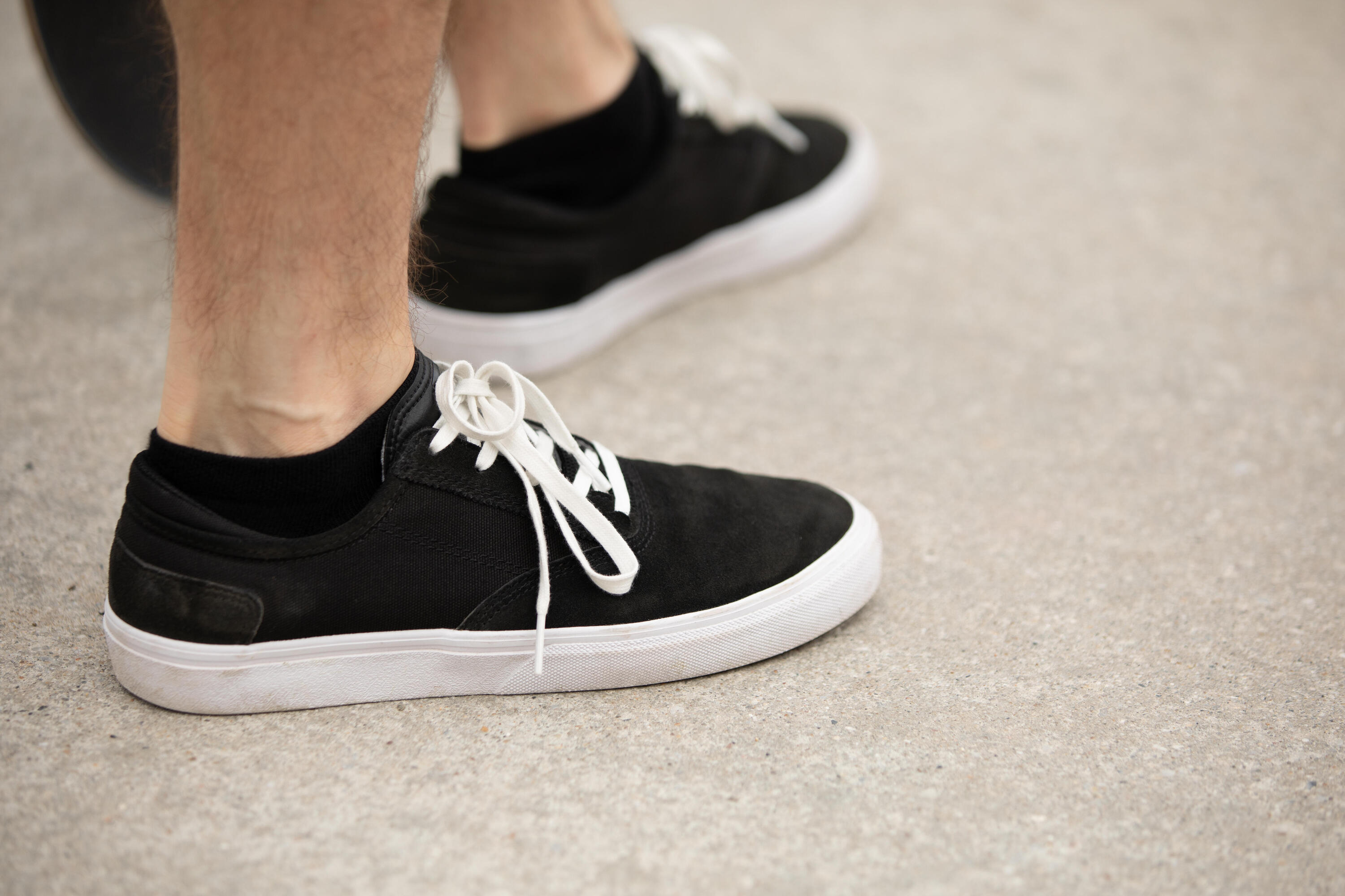 Chaussures vulcanisées de skateboard adulte VULCA 500 II noire / blanche. 23/25
