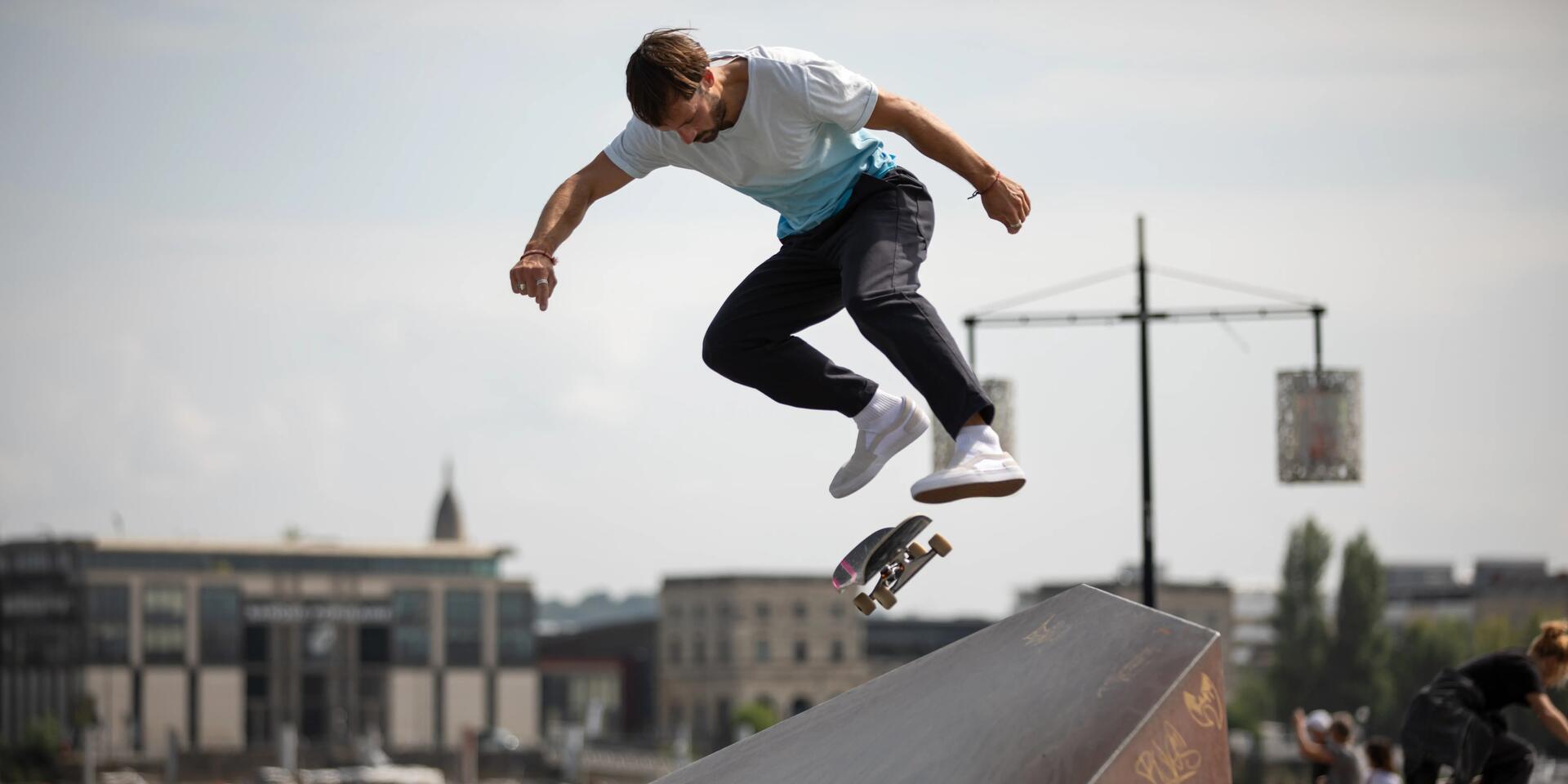 Chłopak skaczący na deskorolce na skateparku