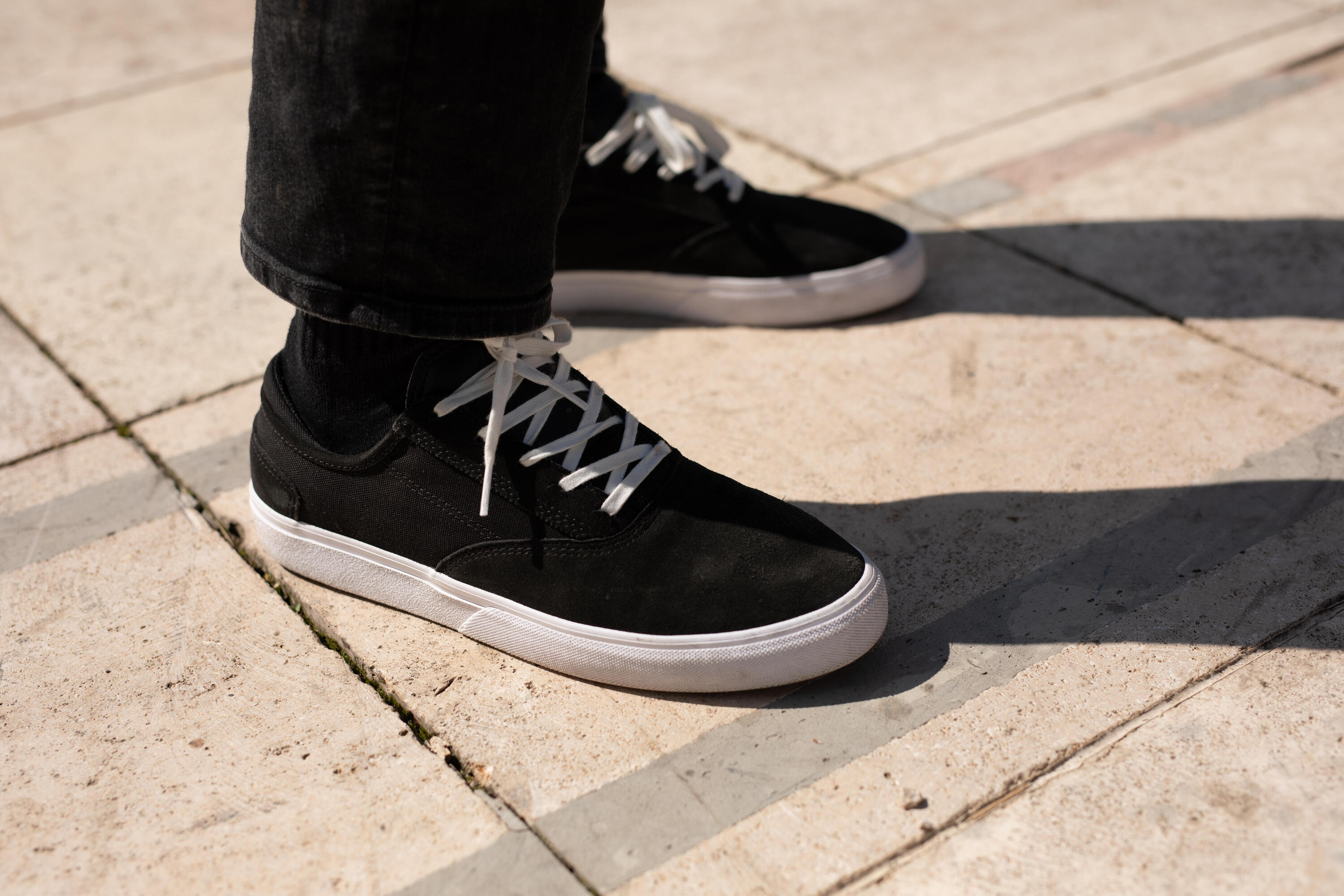 Chaussures vulcanisées de skateboard adulte VULCA 500 II noire / blanche. 17/25
