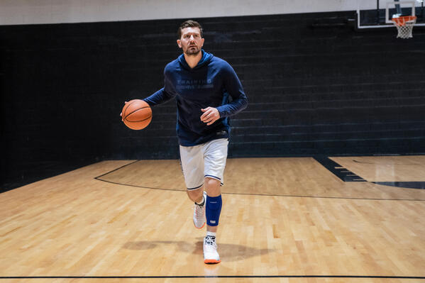 Hombre jugando básquetbol