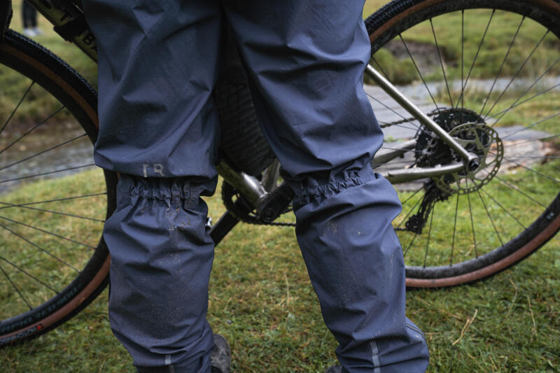 Ochraniacze przeciwdeszczowe Triban Gravel na spodnie rowerowe.